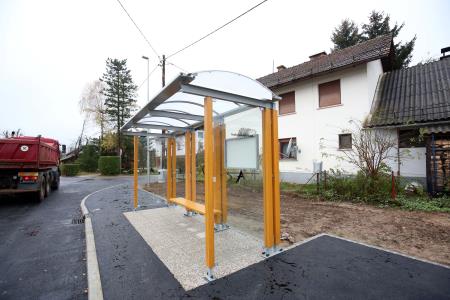 DOLENJE JEZERO NOVO AVTOBUSNO POSTAJALIŠČE 12 FOTO LJUBO VUKELIČ